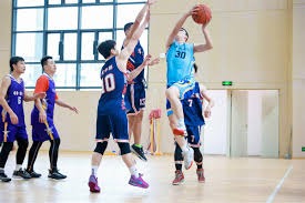 纽卡斯尔新援前锋表现不佳，转会费花销巨大，球队成绩欠佳。